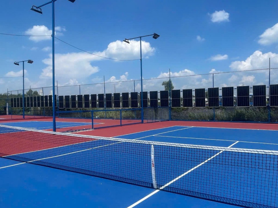 Giải pháp điện mặt trời lưu trữ cho sân tennis