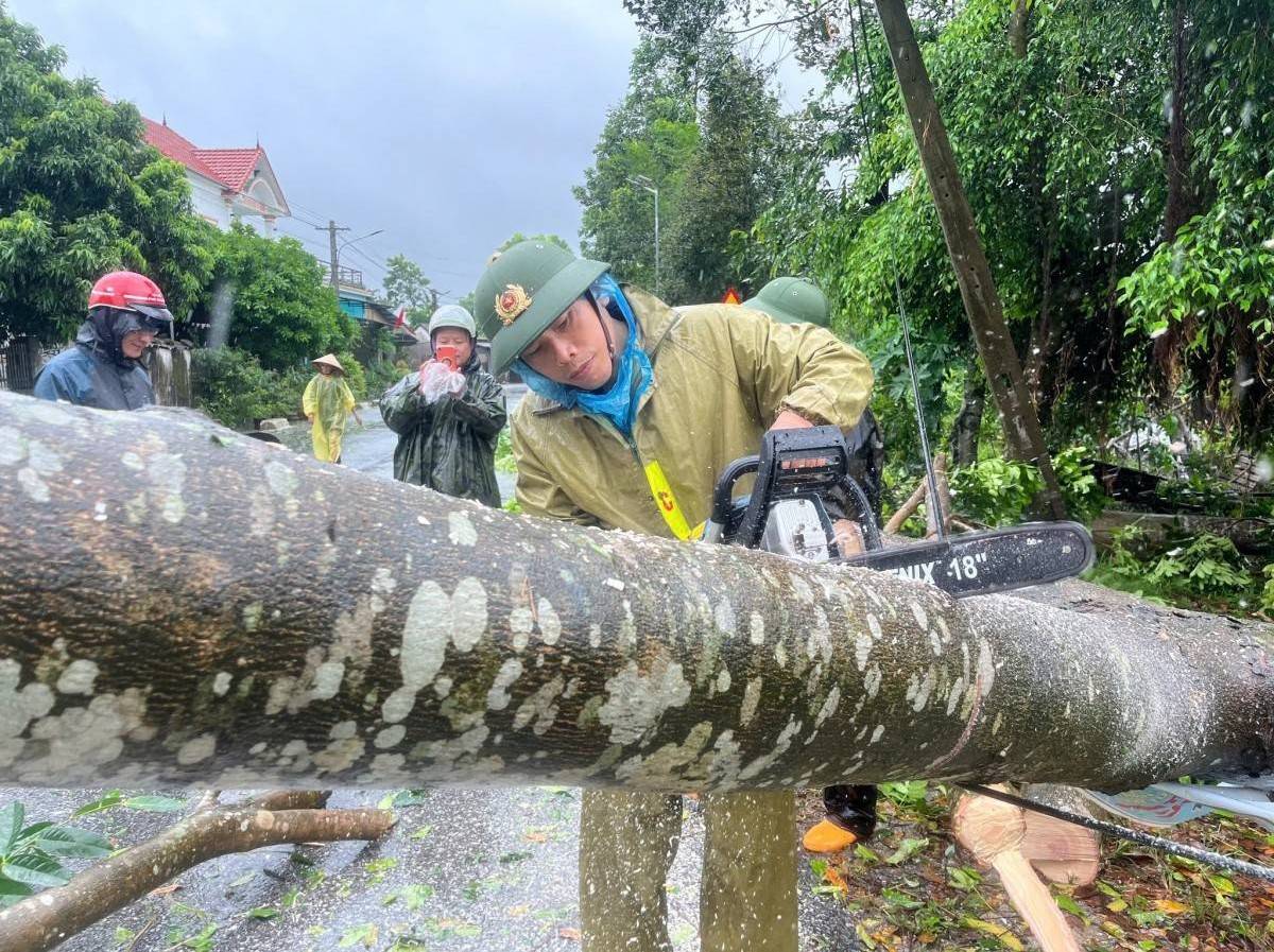 Người dân miền Trung "oằn mình" trong cơn bão Kajiki (bão số 5)