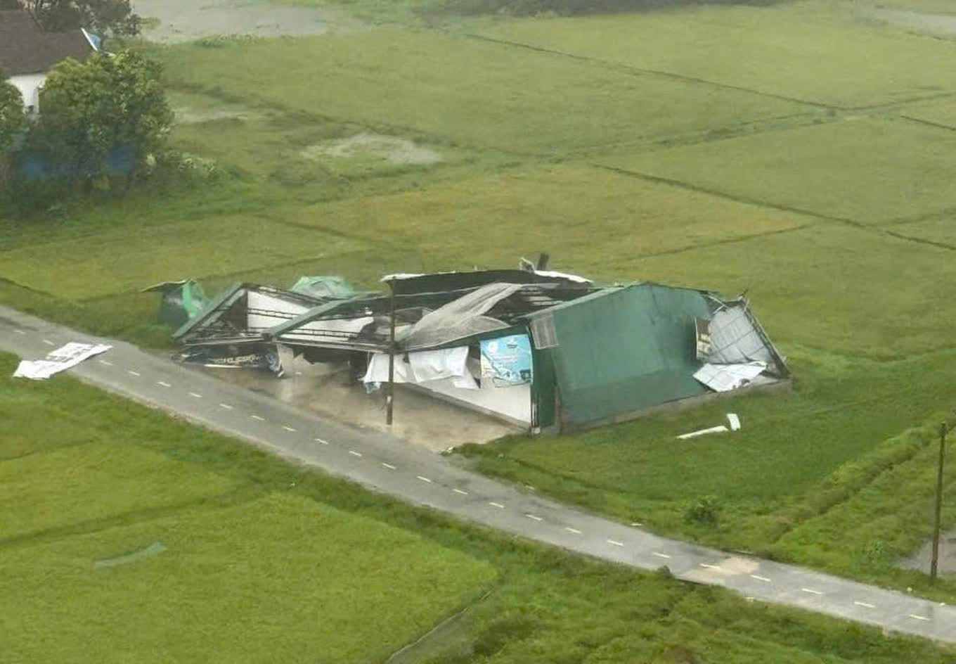 Người dân miền Trung oằn mình trong cơn bão Kajiki (bão số 5)