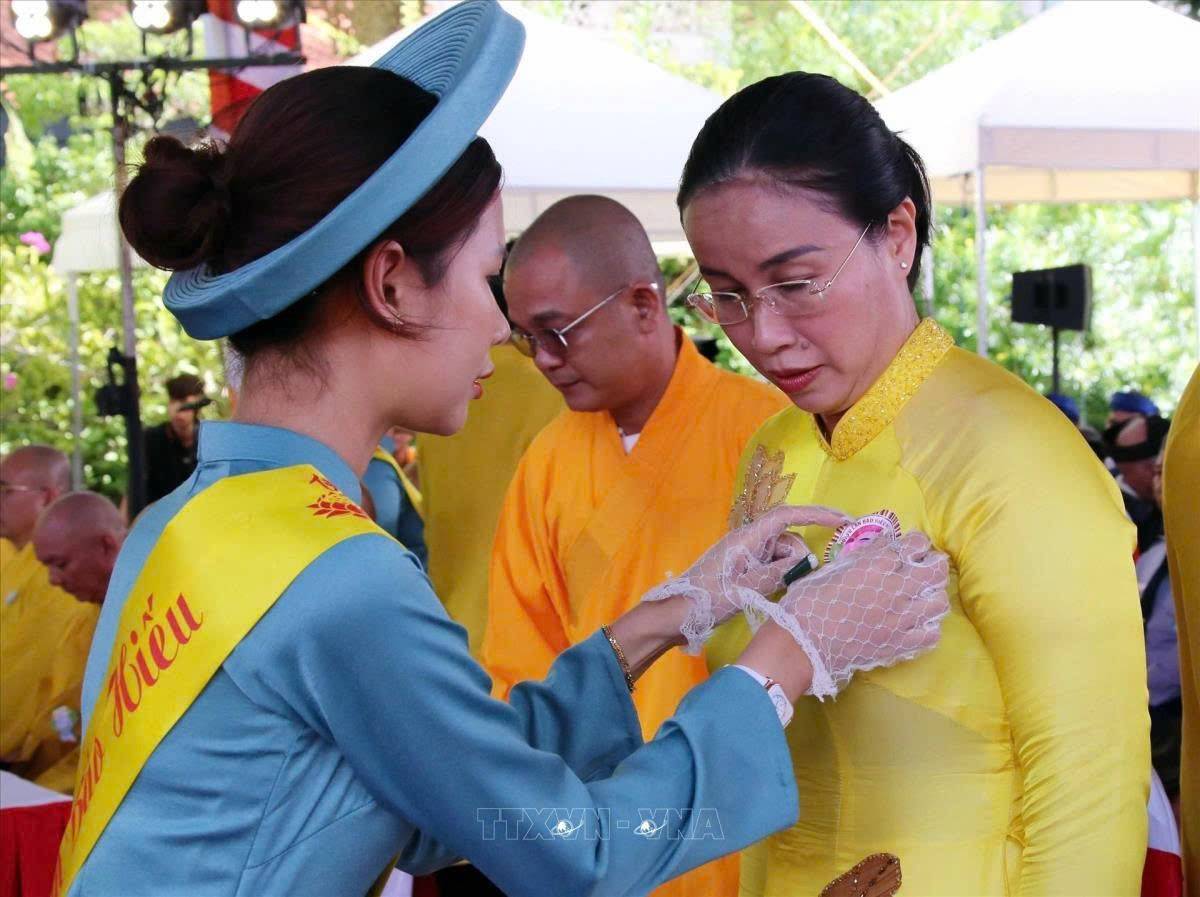 Nghi thức cài hoa hiếu hạnh tại Lễ hội Vu Lan năm 2024