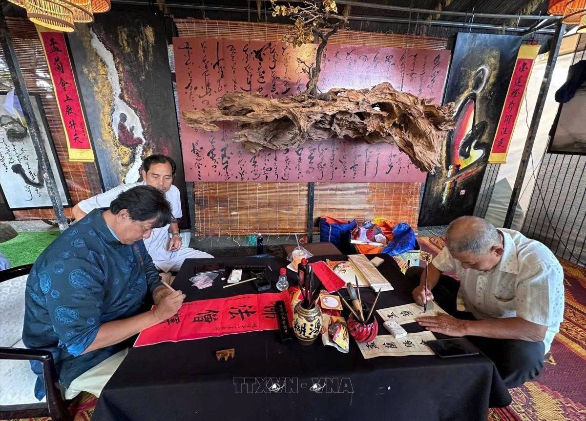 hoạt động viết thư pháp tặng khách