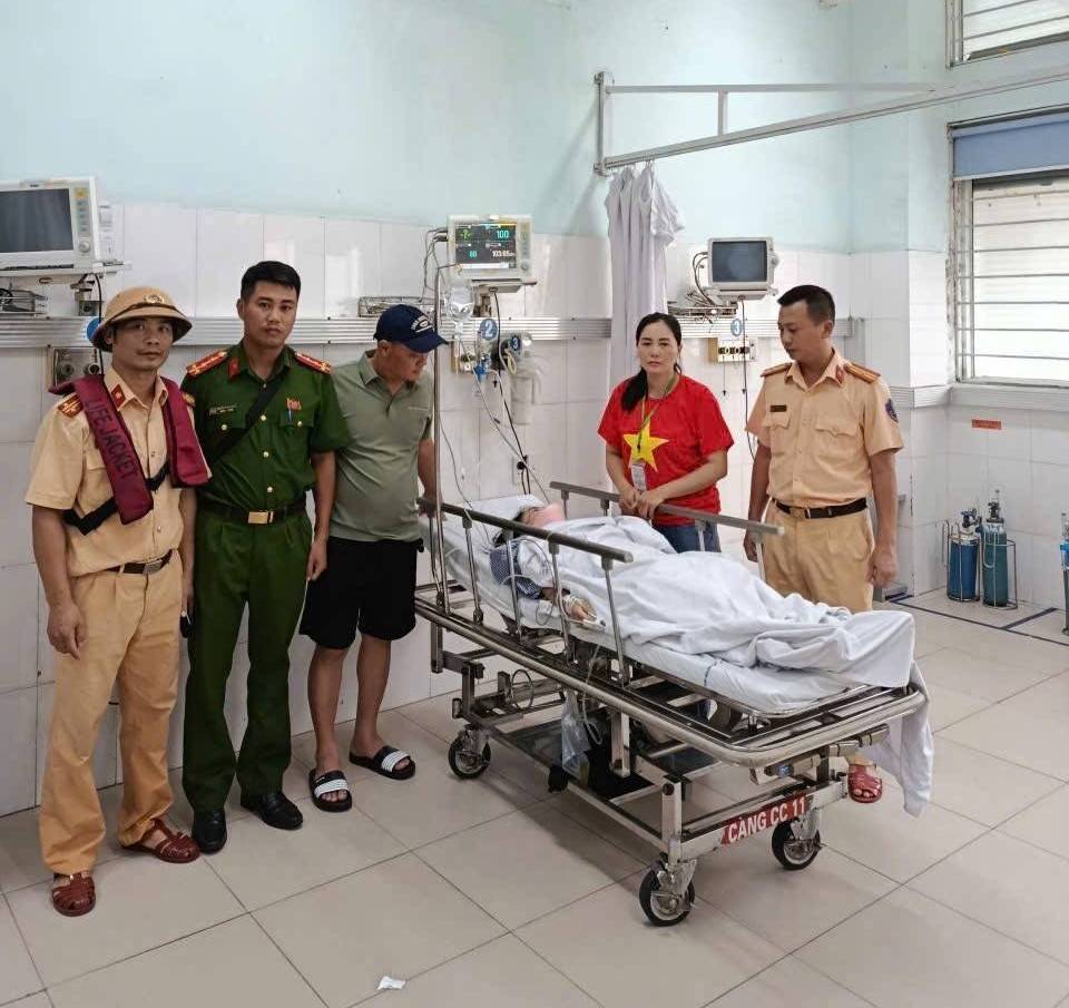 Cảnh sát đường thủy Hải Phòng dũng cảm cứu người phụ nữ nhảy cầu Bính