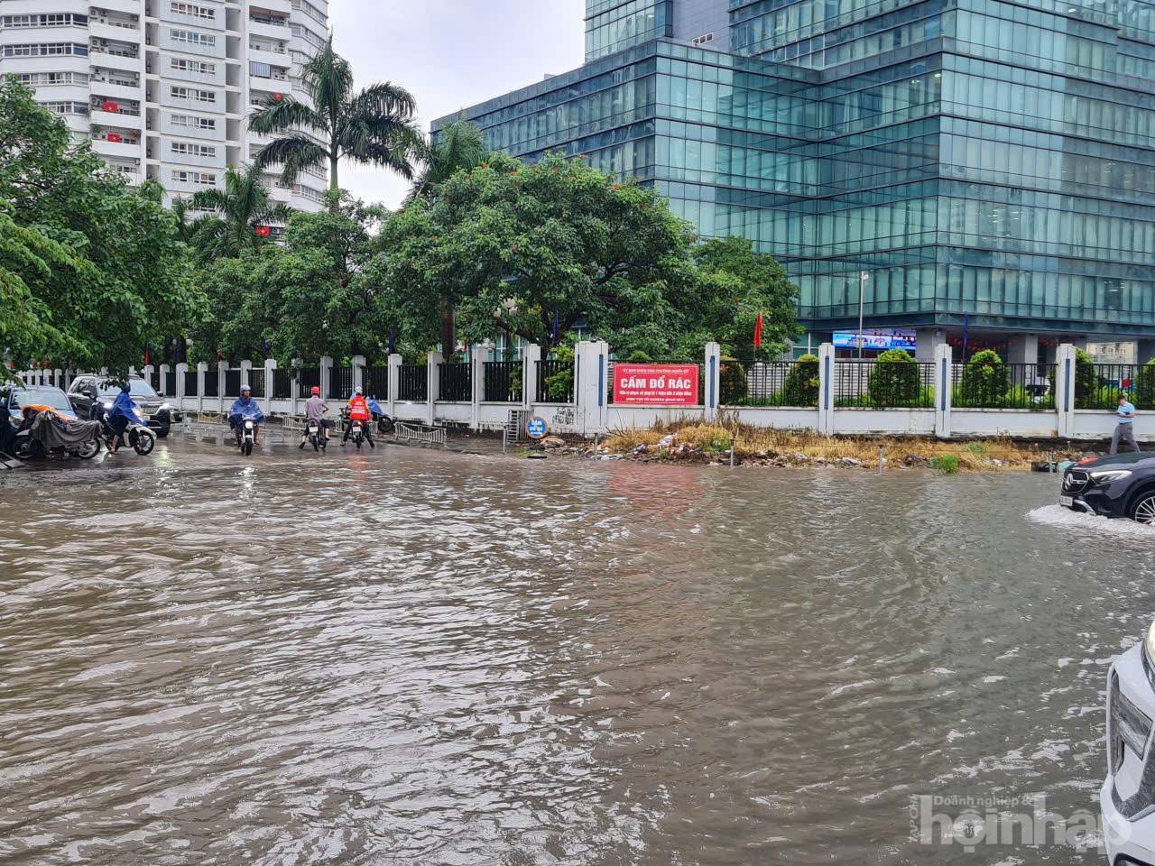 Hà Nội ngập sâu diện rộng sau bão Kajiki do mưa lớn