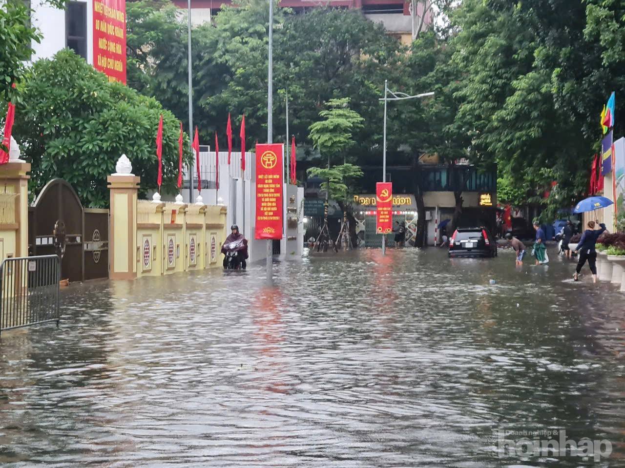 Hà Nội ngập sâu diện rộng sau bão Kajiki do mưa lớn