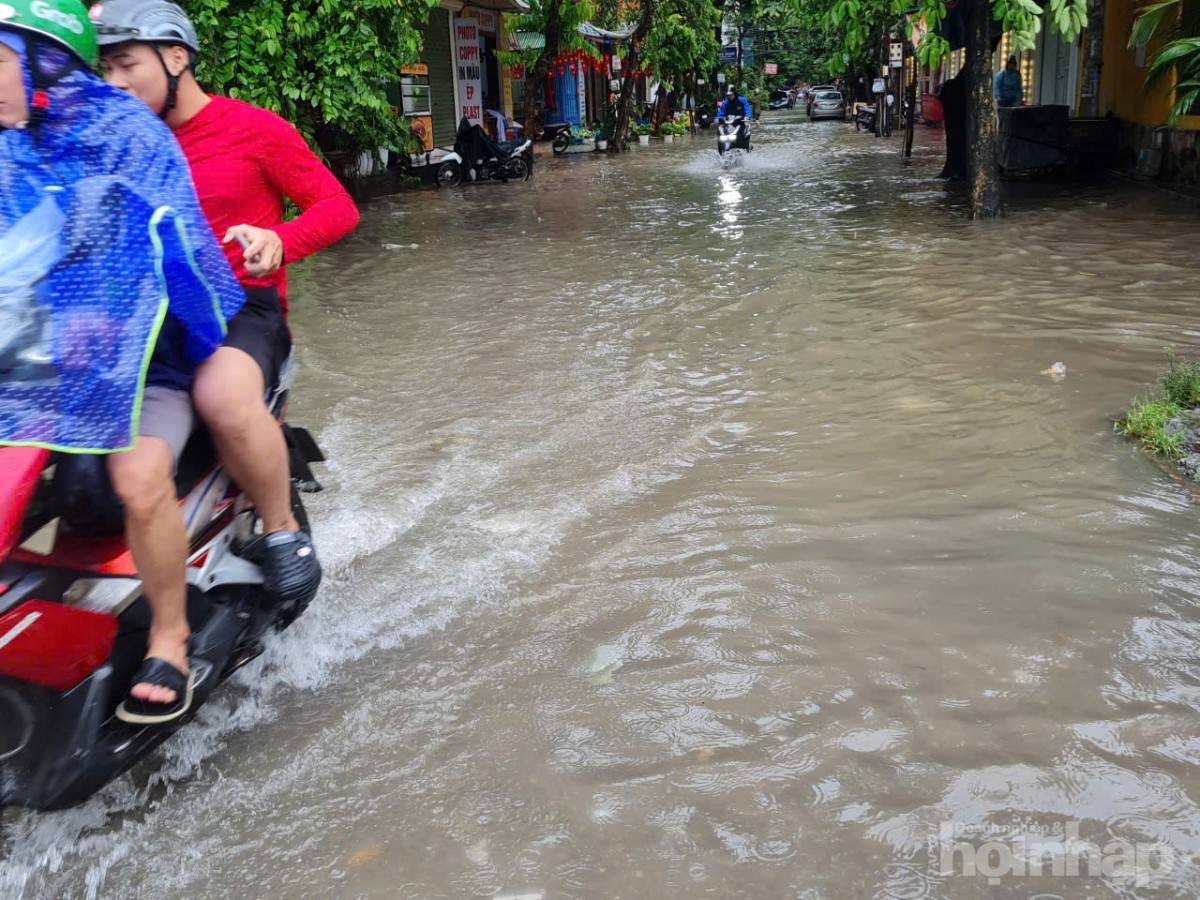 Hà Nội ngập sâu diện rộng sau bão Kajiki do mưa lớn