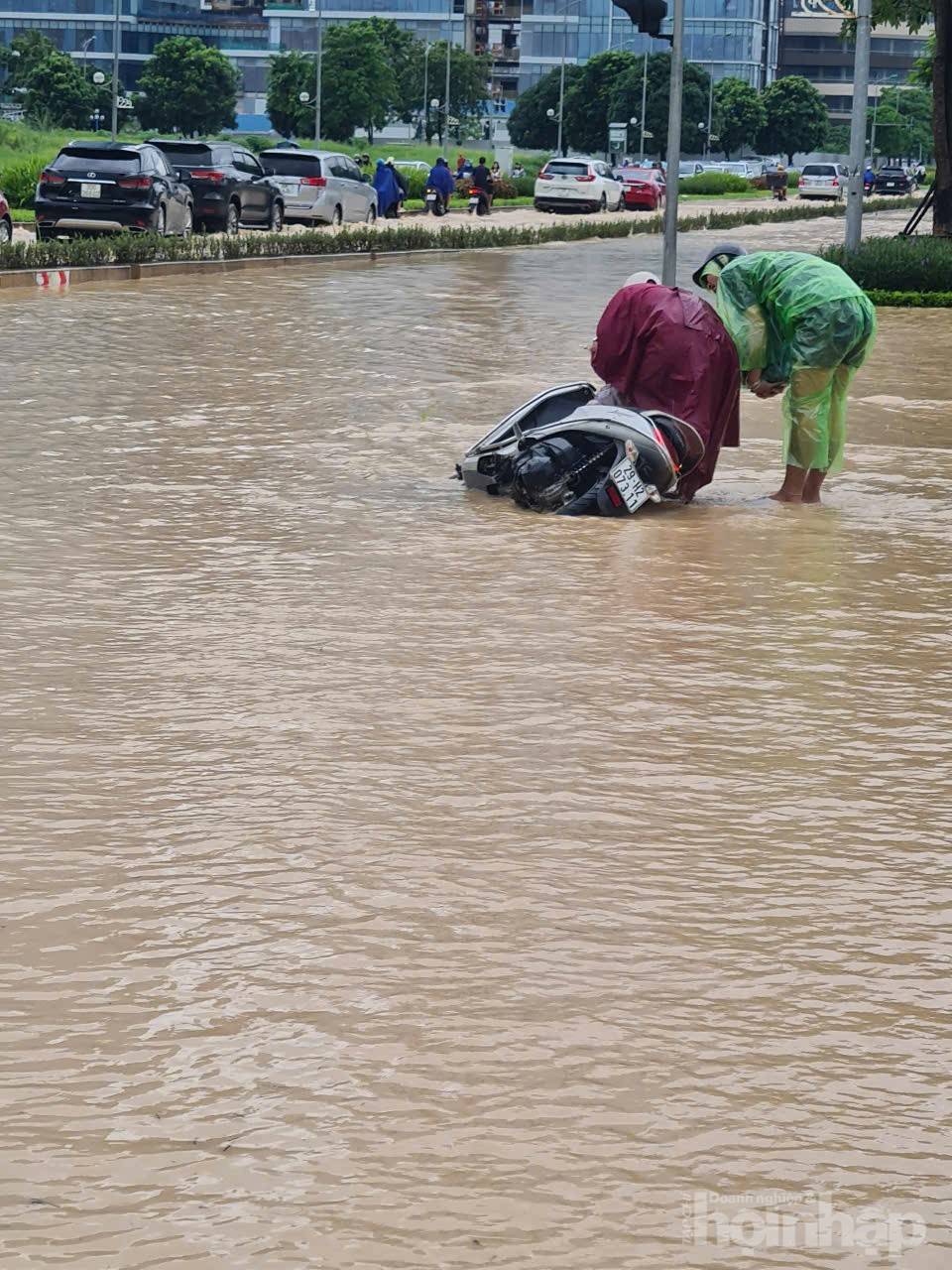 Hà Nội ngập sâu diện rộng sau bão Kajiki do mưa lớn