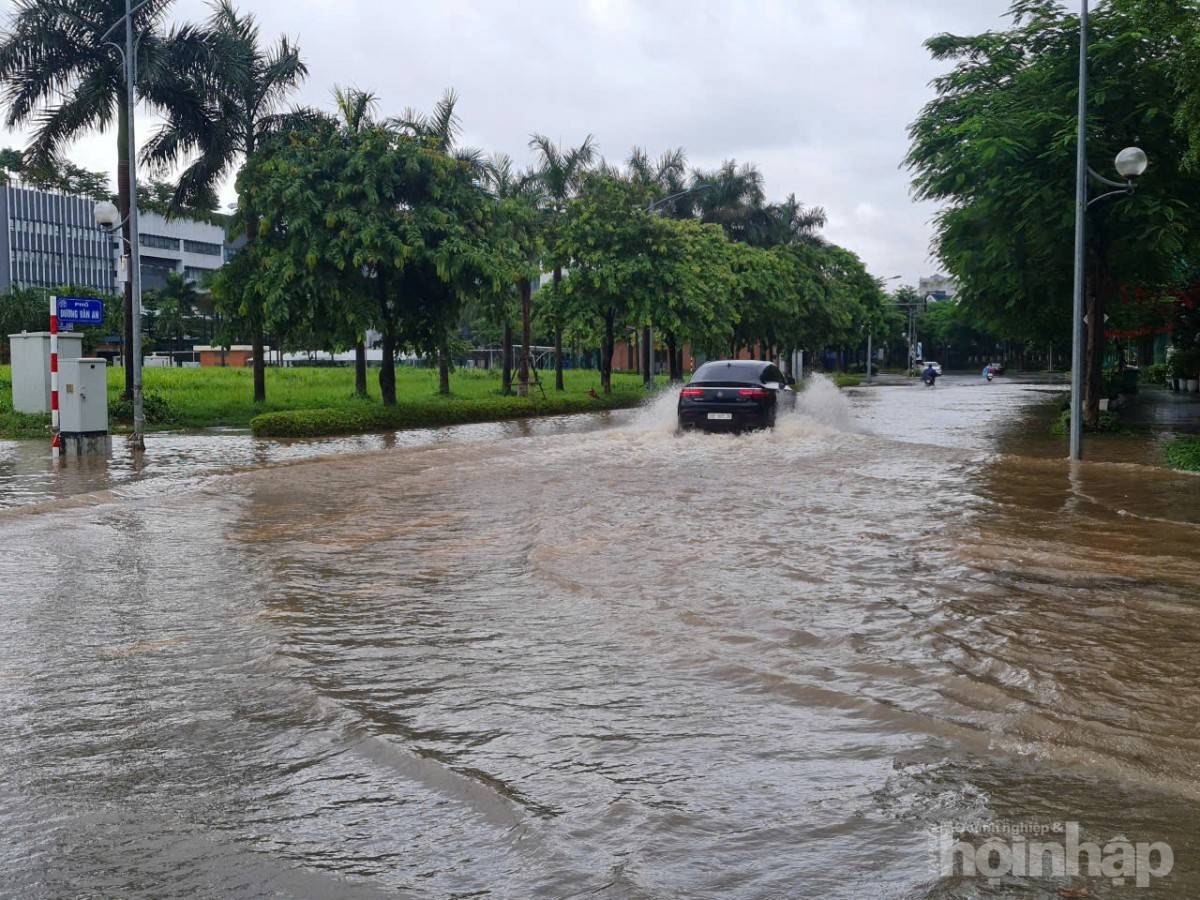 Hà Nội ngập sâu diện rộng sau bão Kajiki do mưa lớn