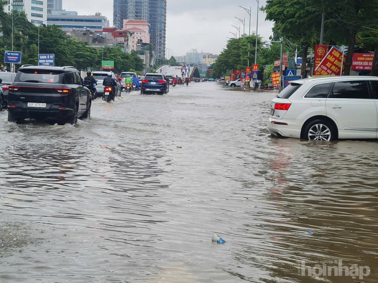 Hà Nội ngập sâu diện rộng sau bão Kajiki do mưa lớn