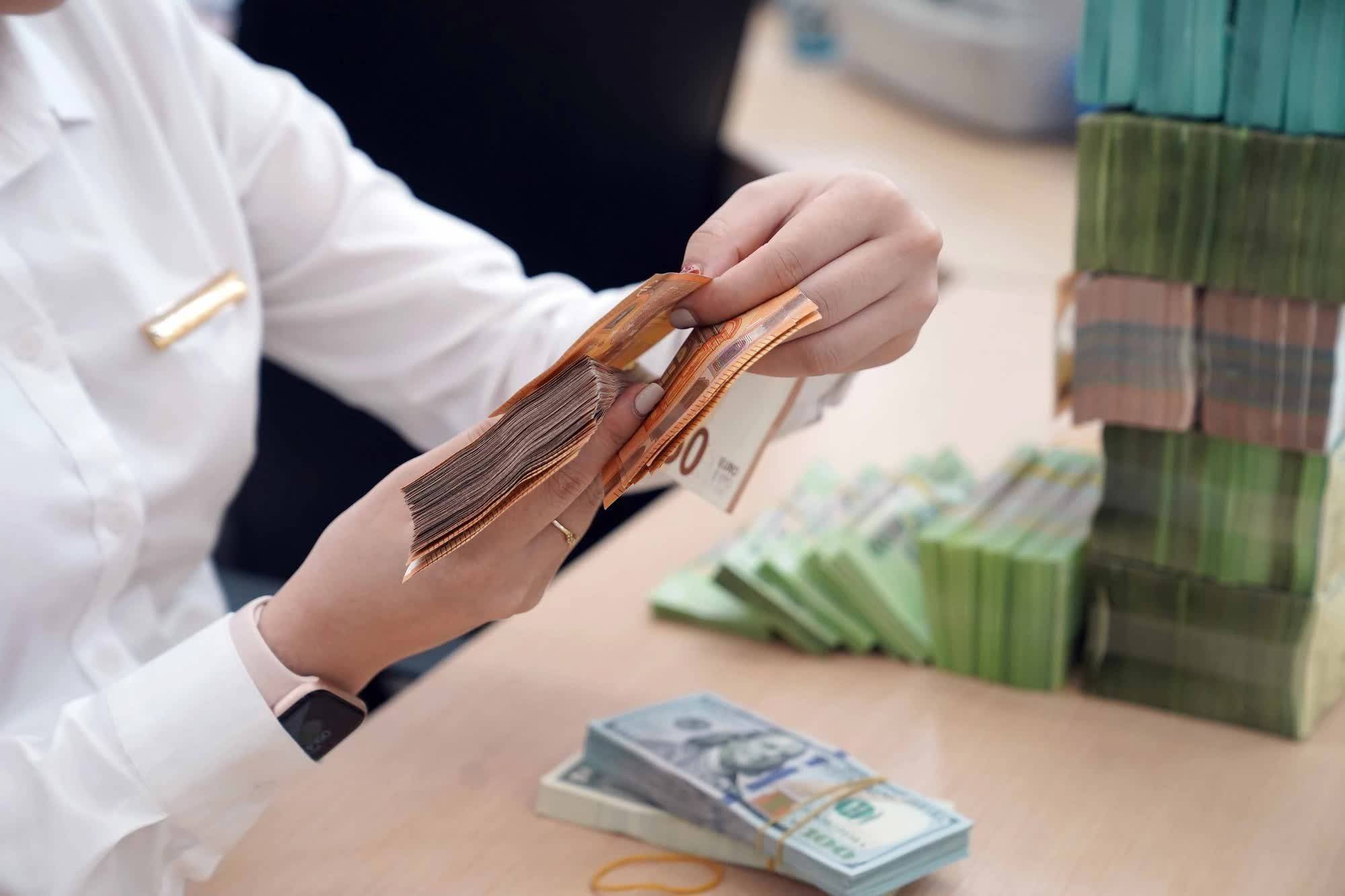 Lãi suất ngân hàng ngày 26/8/2025: Kỳ hạn 12 tháng vượt 7,7%