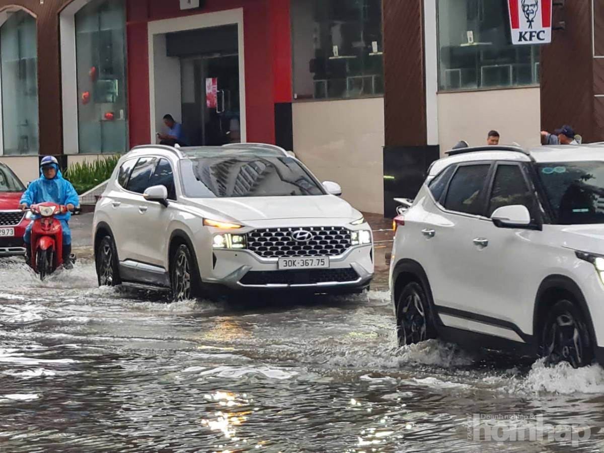 Hà Nội ngập sâu diện rộng sau bão Kajiki do mưa lớn