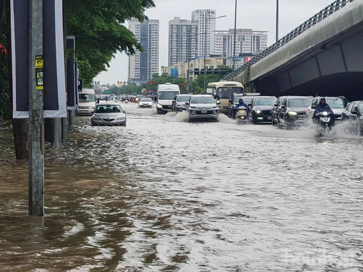 Hà Nội ngập sâu diện rộng sau bão Kajiki do mưa lớn