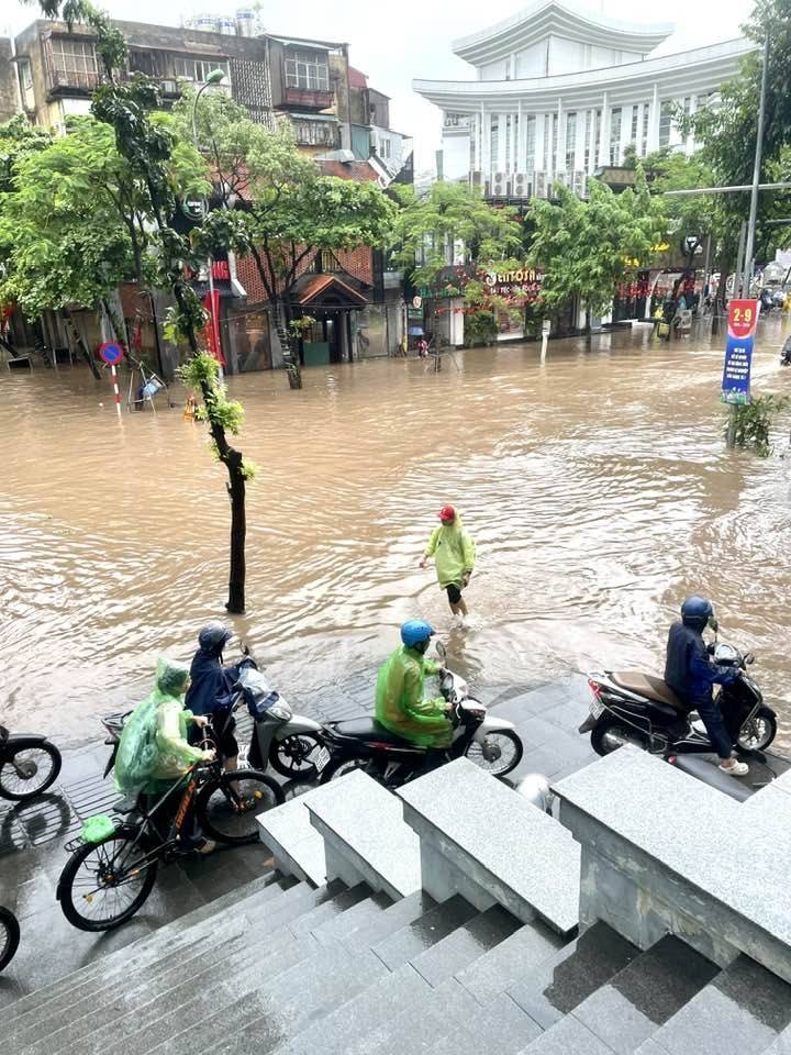 Hà Nội ngập sâu diện rộng sau bão Kajiki do mưa lớn