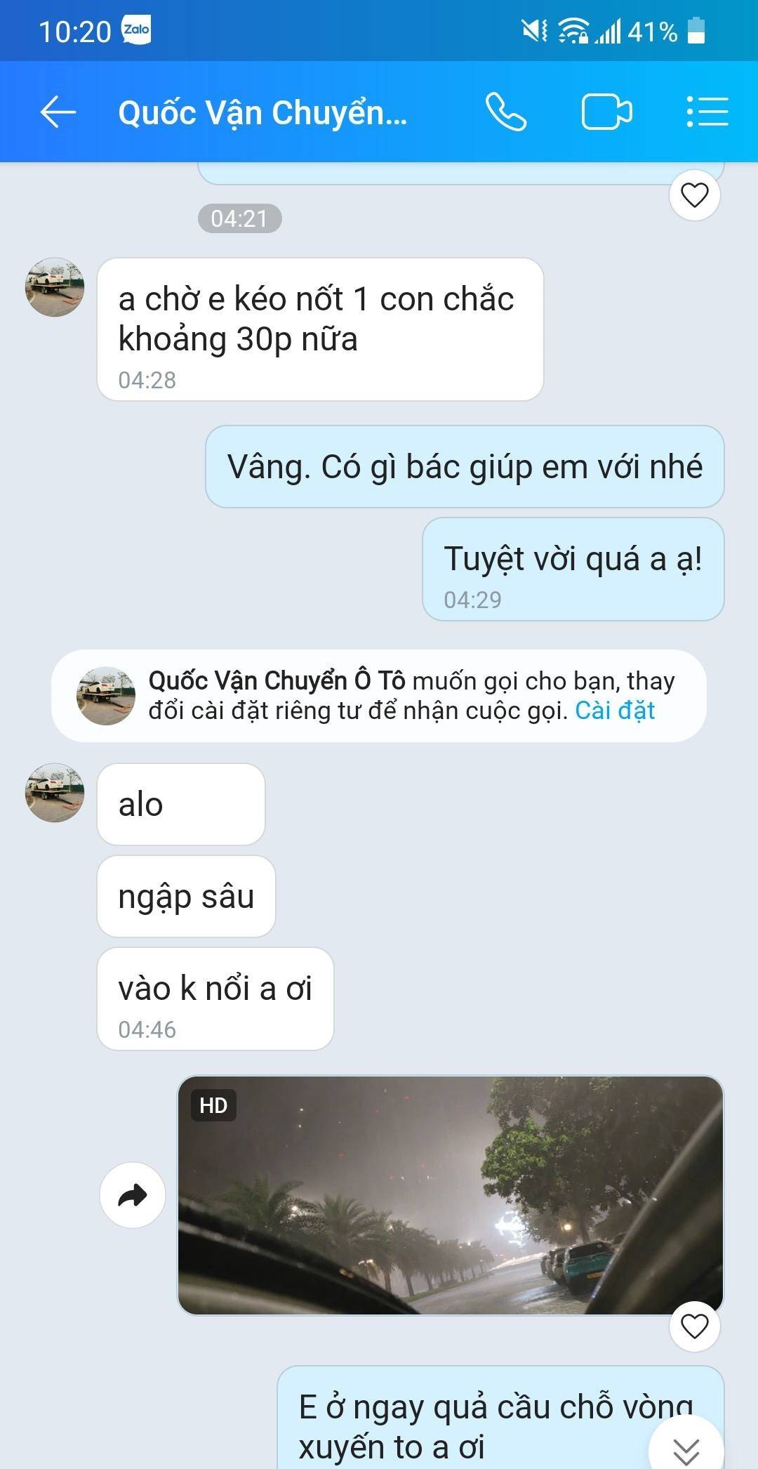 Giữa đêm mưa bão Hà Nội: Chàng trai cứu hộ miễn phí, sưởi ấm tình người