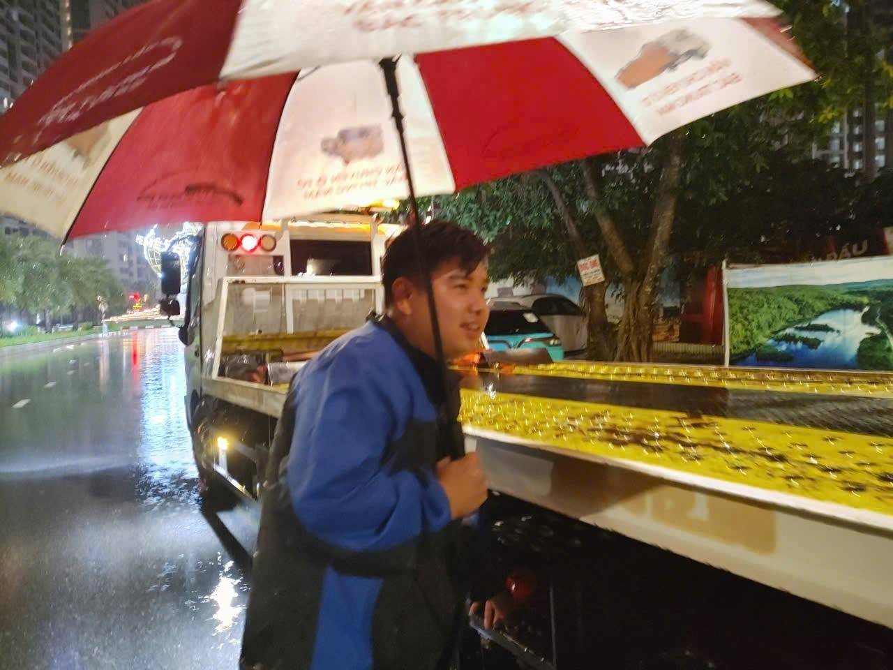 Người hùng sau vô lăng giữa biển nước Thủ đô