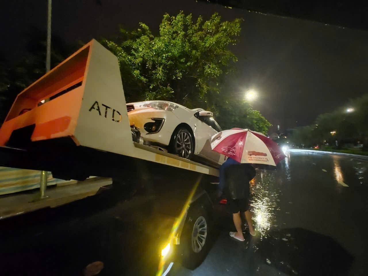 Giữa đêm mưa bão Hà Nội: Chàng trai cứu hộ miễn phí, sưởi ấm tình người