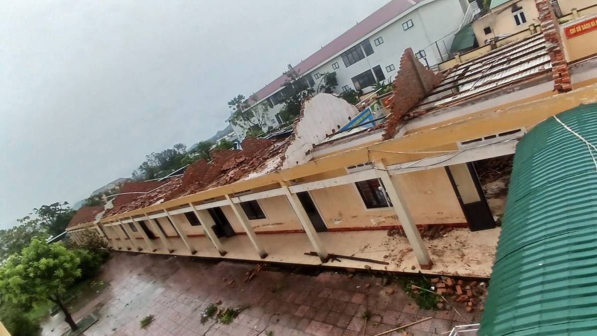 Chùm ảnh: Nghệ An - Hà Tĩnh tan hoang sau bão Kajiki Chùm ảnh: Nghệ An - Hà Tĩnh tan hoang sau bão Kajiki