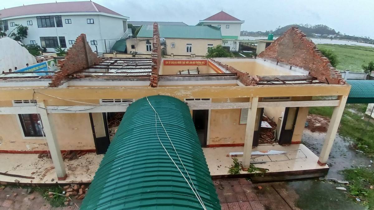 Chùm ảnh: Nghệ An - Hà Tĩnh tan hoang sau bão Kajiki