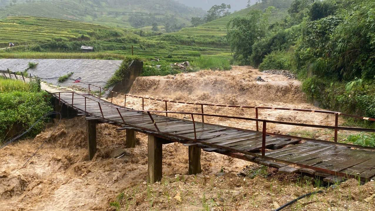 Hình ảnh lũ taij xã Tú Lệ