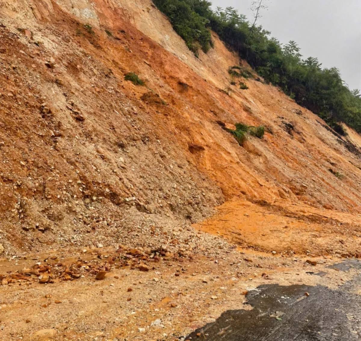 Sạt lở nghiêm trọng tại Phú Thọ, nhiều xã vùng cao bị chia cắt