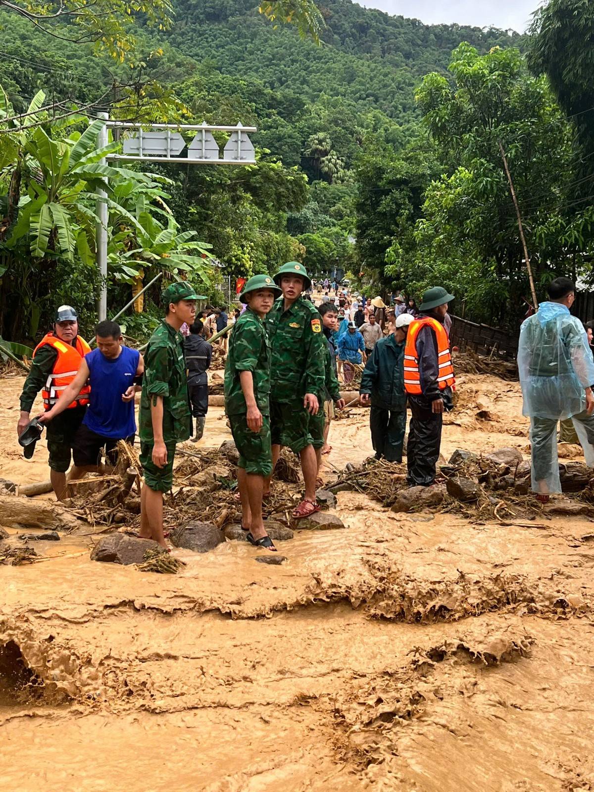 Xã Sơn Điện (Thanh Hóa) di dời khẩn cấp các hộ dân trước khi lũ quét tràn tới Xã Sơn Điện (Thanh Hóa) di dời khẩn cấp các hộ dân trước khi lũ quét tràn tới
