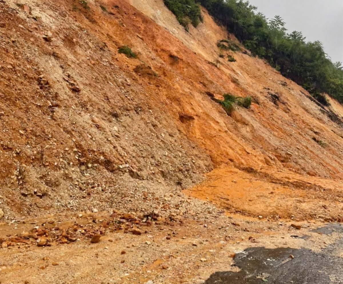 Sạt lở nghiêm trọng tại Phú Thọ, nhiều xã vùng cao bị chia cắt