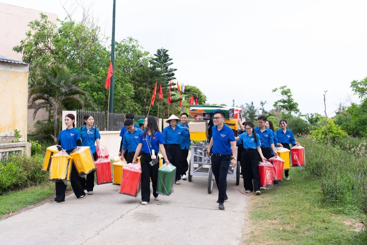 Với phương châm “Phân loại hôm nay - Sạch đảo mai sau”, những thùng rác 3 ngăn đã được các sinh viên tình nguyện từ Trường Đại học Văn Hoá Hà Nội mang đến tặng cho người dân trên đảo.