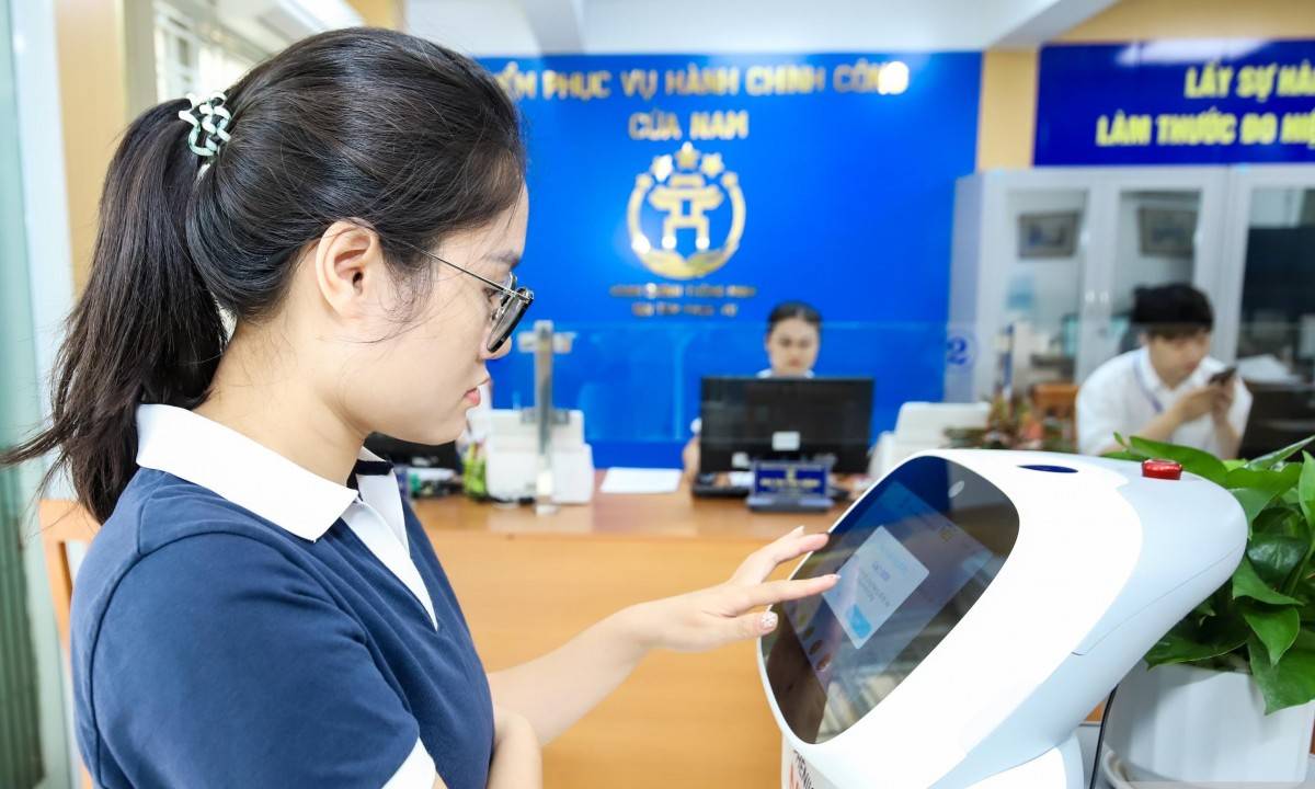 TP. Hồ Chí Minh thí điểm robot thông minh phục vụ tiếp công dân tại 5 phường
