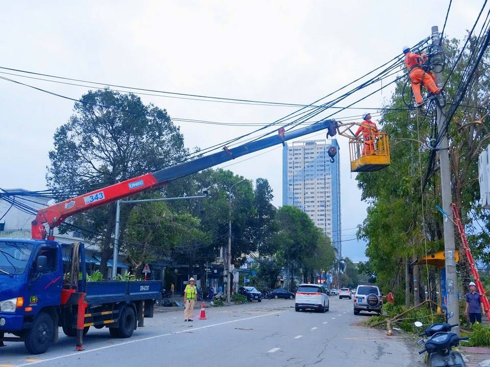 PC Nghệ An nỗ lực khắc phục sự cố nhằm cấp điện trở lại sớm nhất có thể để phục vụ nhân dân trên địa bàn