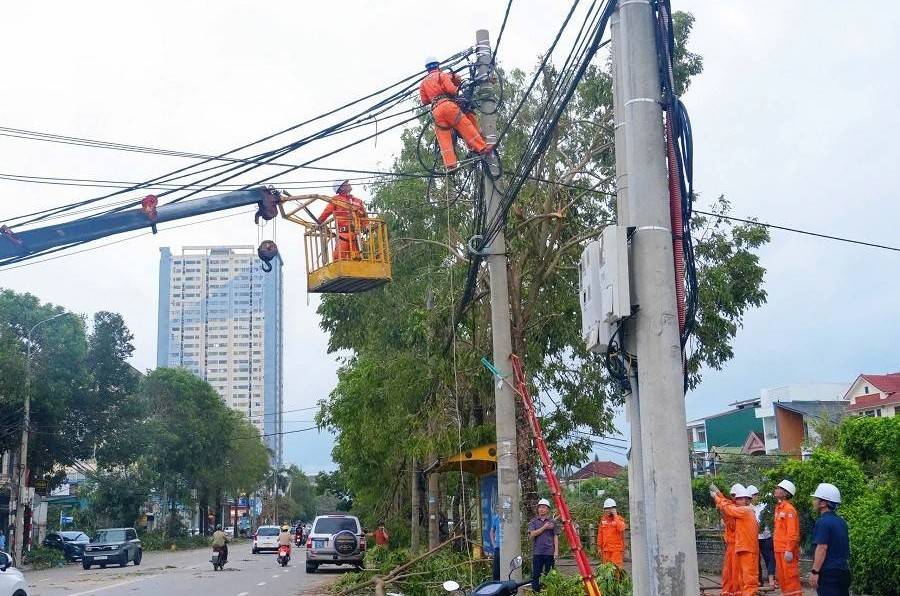 PC Nghệ An huy động tổng lực khắc phục hậu quả sau bão số 5 (Kajiki), sớm đưa điện về với nhân dân