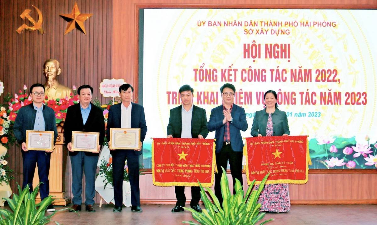 Cán bộ, công nhân viên Công ty TNHH MTV Thoát nước Hải Phòng vinh dự đón nhận Cờ thi đua xuất sắc của UBND thành phố năm 2022 