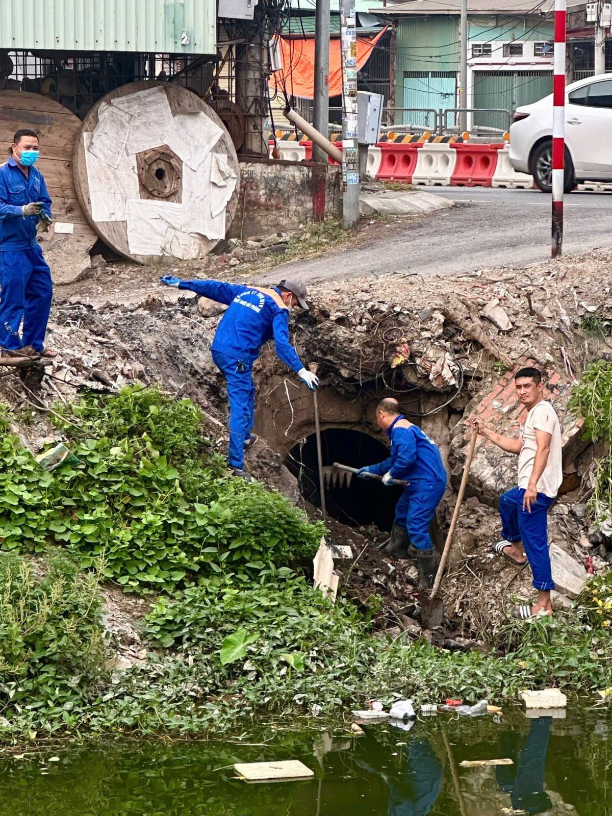 Những hình ảnh ghi nhận cán bộ, công nhân viên Công ty TNHH MTV Thoát nước Hải Phòng mẫn cán thực hiện nhiệm vụ trong mọi điều kiện thời tiết, giúp cho hệ thống thoát nước thành phố hoạt động một cách hiệu quả nhất
