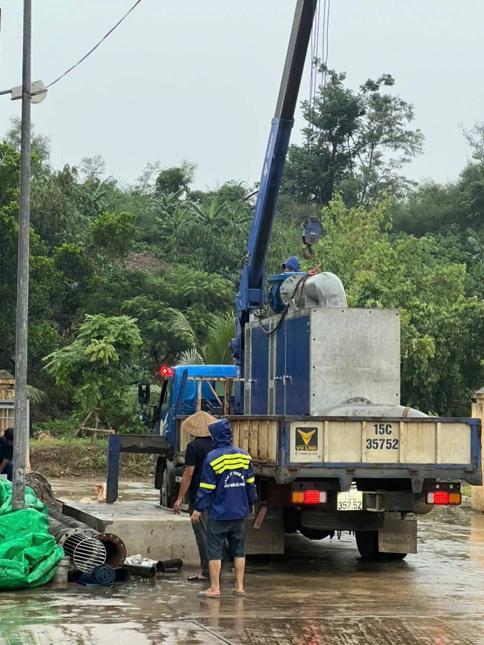 Những hình ảnh ghi nhận cán bộ, công nhân viên Công ty TNHH MTV Thoát nước Hải Phòng mẫn cán thực hiện nhiệm vụ trong mọi điều kiện thời tiết, giúp cho hệ thống thoát nước thành phố hoạt động một cách hiệu quả nhất