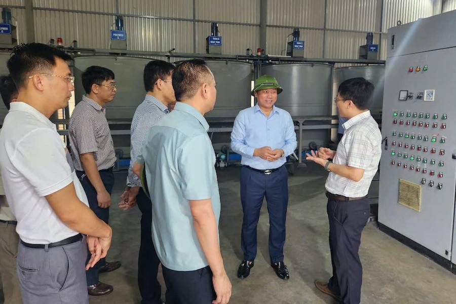 Ông Hoàng Phú Hiền - Phó Chủ tịch UBND tỉnh Nghệ An kiểm tra hoạt động các nhà máy nước sạch trên địa bàn