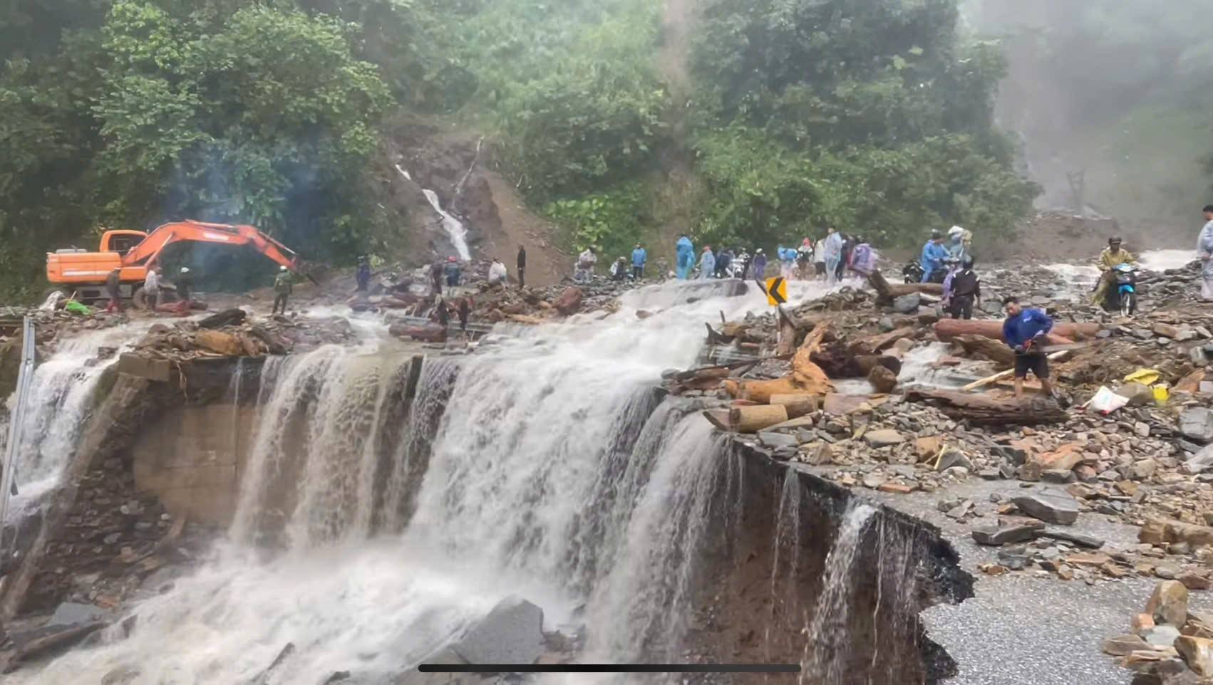 Lào Cai: Khẩn trương khắc phục sạt lở tại Km266+200, Quốc lộ 32, đèo Khau Phạ