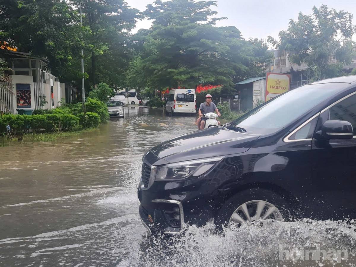 Biệt thự triệu đô của giới siêu giàu Hà Nội chìm trong biển nước sau bão Kajiki
