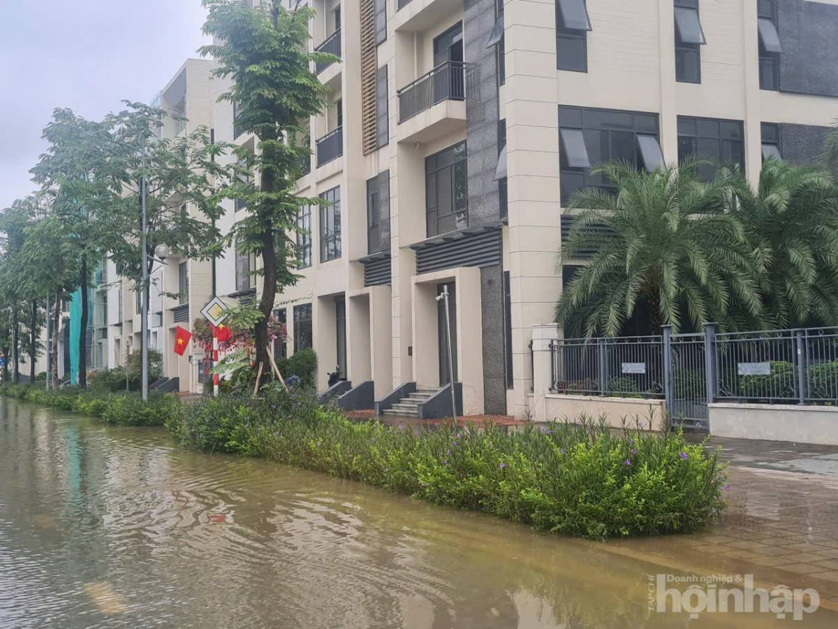 Biệt thự triệu đô của giới siêu giàu Hà Nội chìm trong biển nước sau bão Kajiki