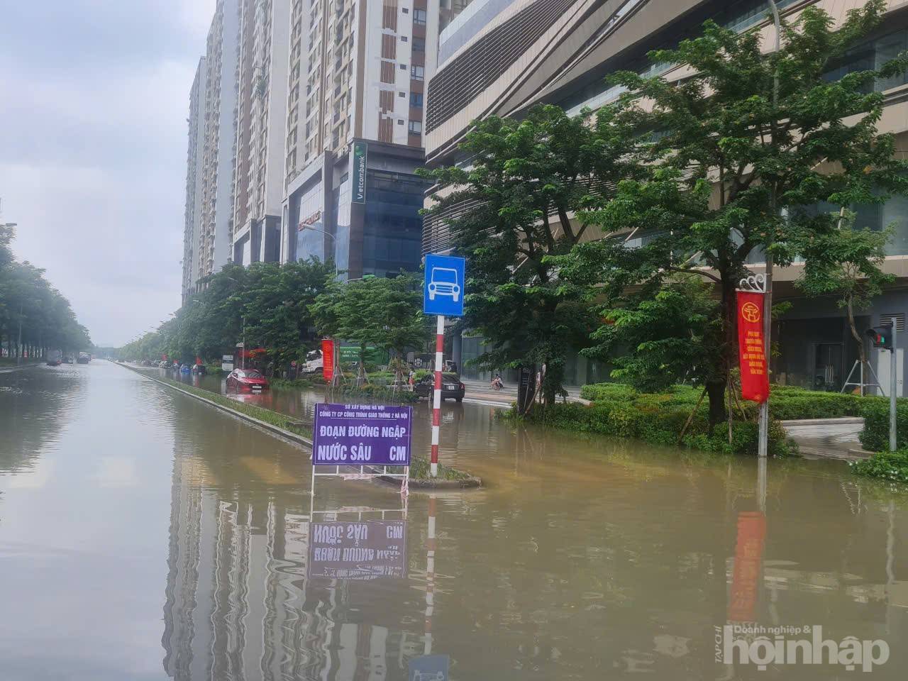 Biệt thự triệu đô của giới siêu giàu Hà Nội chìm trong biển nước sau bão Kajiki