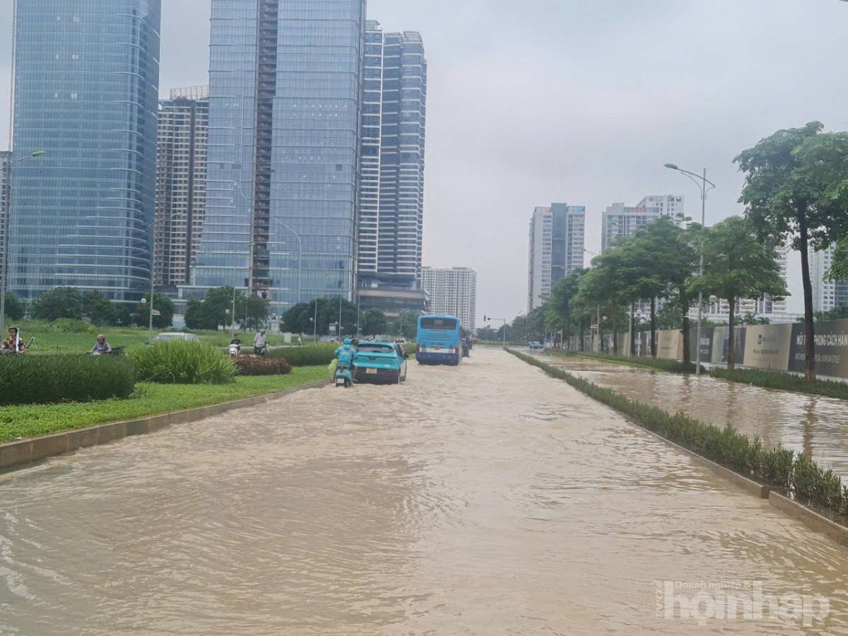 Biệt thự triệu đô của giới siêu giàu Hà Nội chìm trong biển nước sau bão Kajiki