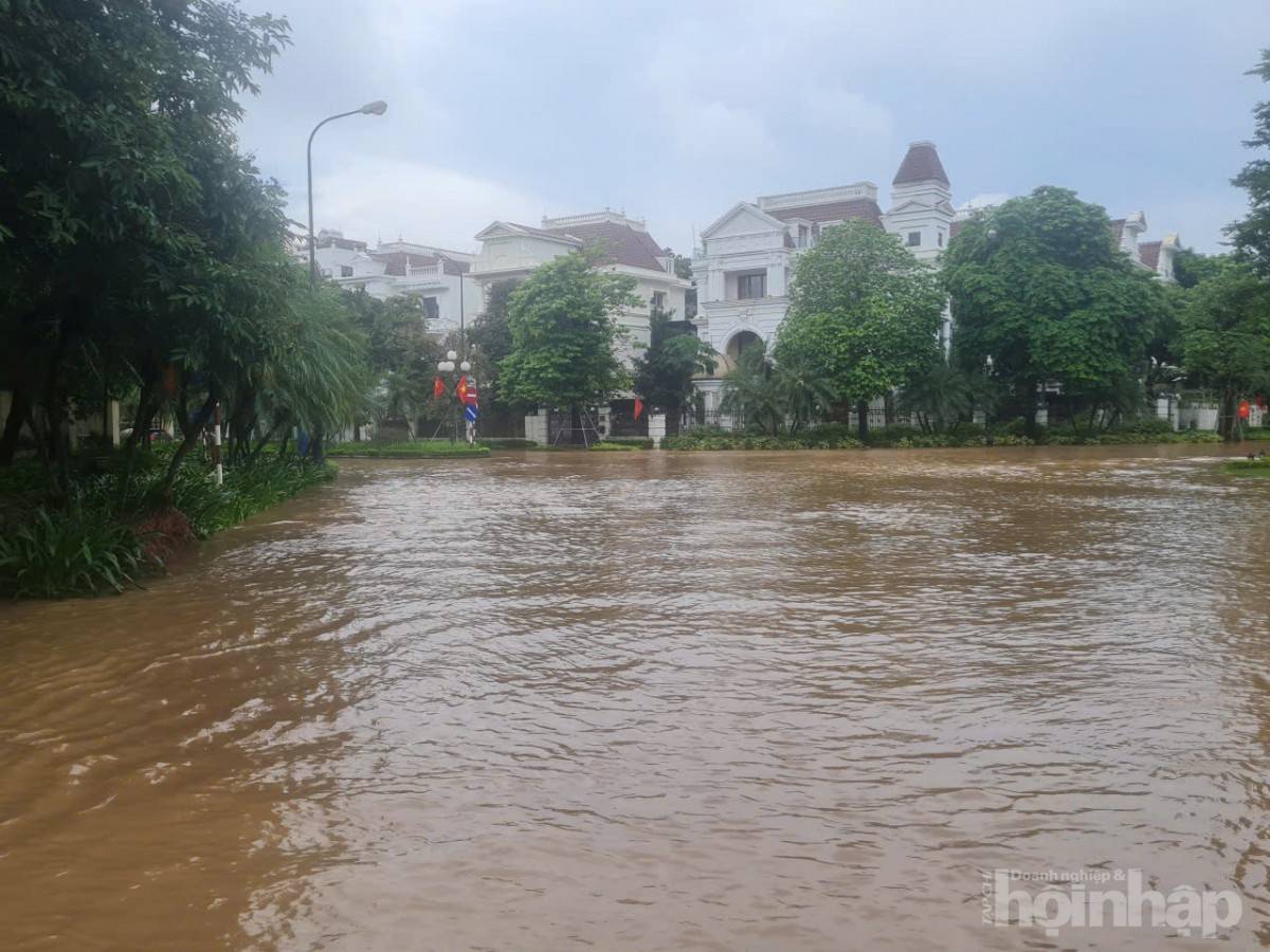 Biệt thự triệu đô của giới siêu giàu Hà Nội chìm trong biển nước sau bão Kajiki