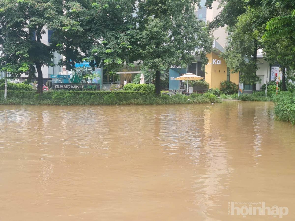 Biệt thự triệu đô của giới siêu giàu Hà Nội chìm trong biển nước sau bão Kajiki