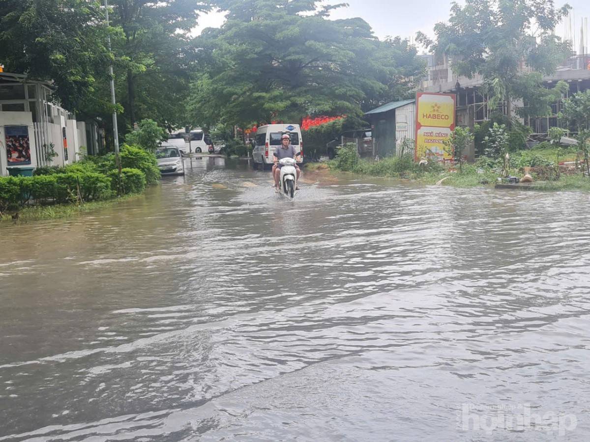 Biệt thự triệu đô của giới siêu giàu Hà Nội chìm trong biển nước sau bão Kajiki