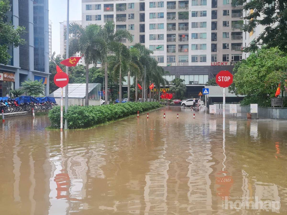 Biệt thự triệu đô của giới siêu giàu Hà Nội chìm trong biển nước sau bão Kajiki