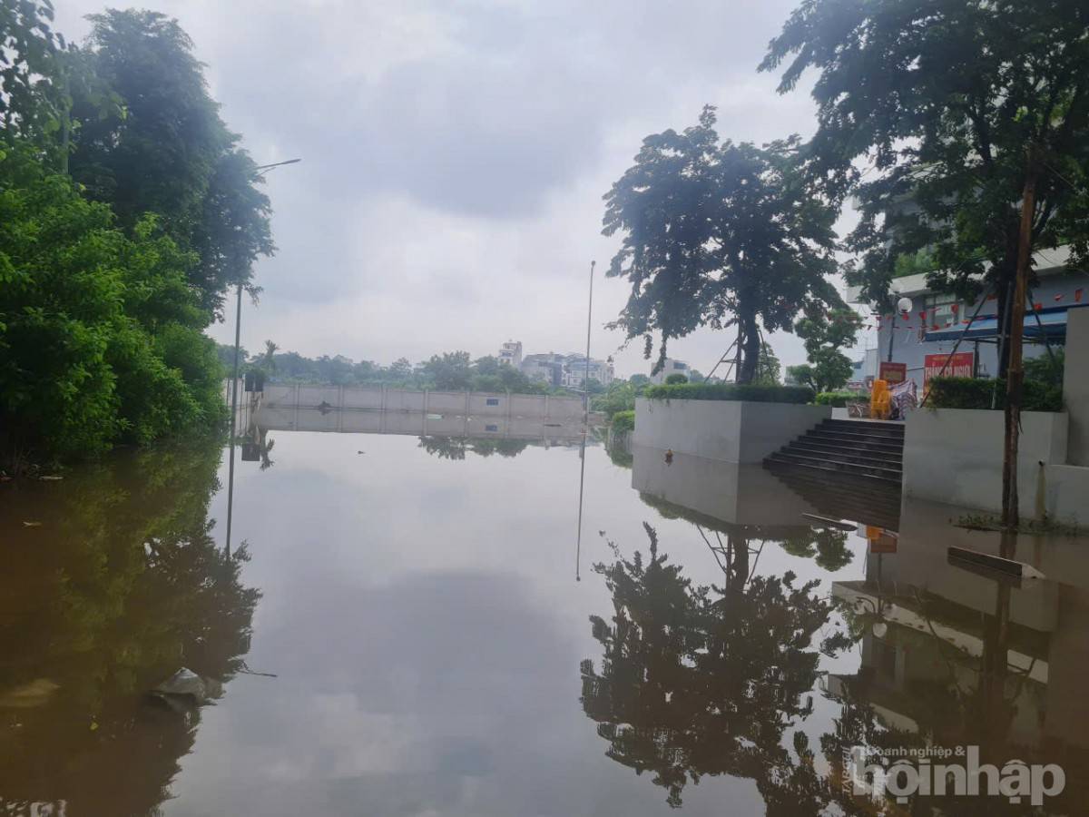 Biệt thự triệu đô của giới siêu giàu Hà Nội chìm trong biển nước sau bão Kajiki