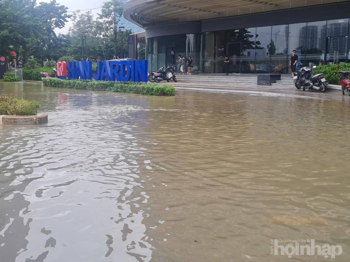 Biệt thự triệu đô của giới siêu giàu Hà Nội chìm trong biển nước sau bão Kajiki