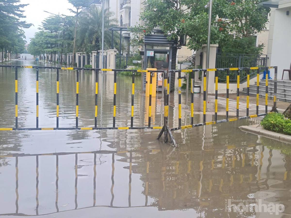 Biệt thự triệu đô của giới siêu giàu Hà Nội chìm trong biển nước sau bão Kajiki