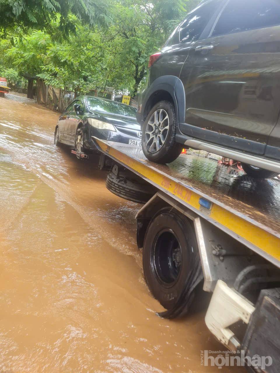 Biệt thự triệu đô của giới siêu giàu Hà Nội chìm trong biển nước sau bão Kajiki