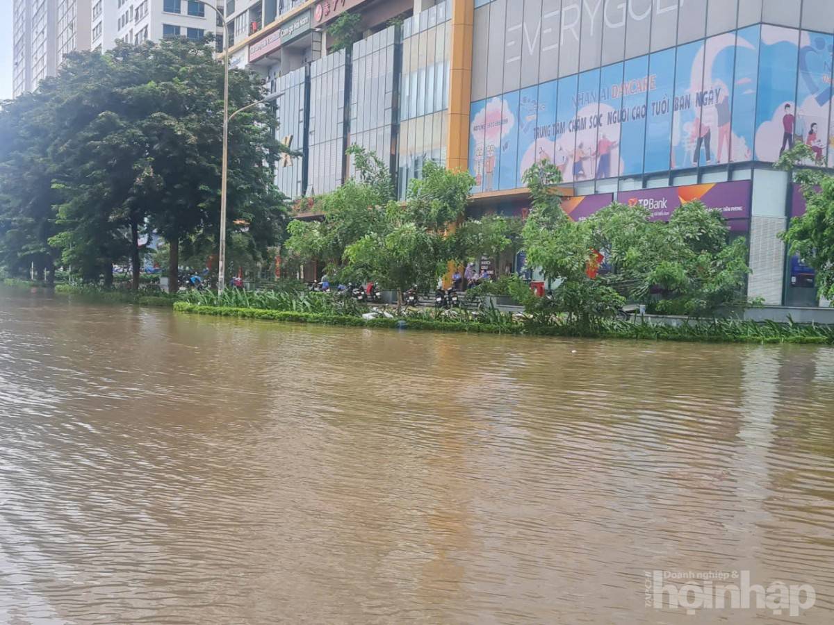 Biệt thự triệu đô của giới siêu giàu Hà Nội chìm trong biển nước sau bão Kajiki