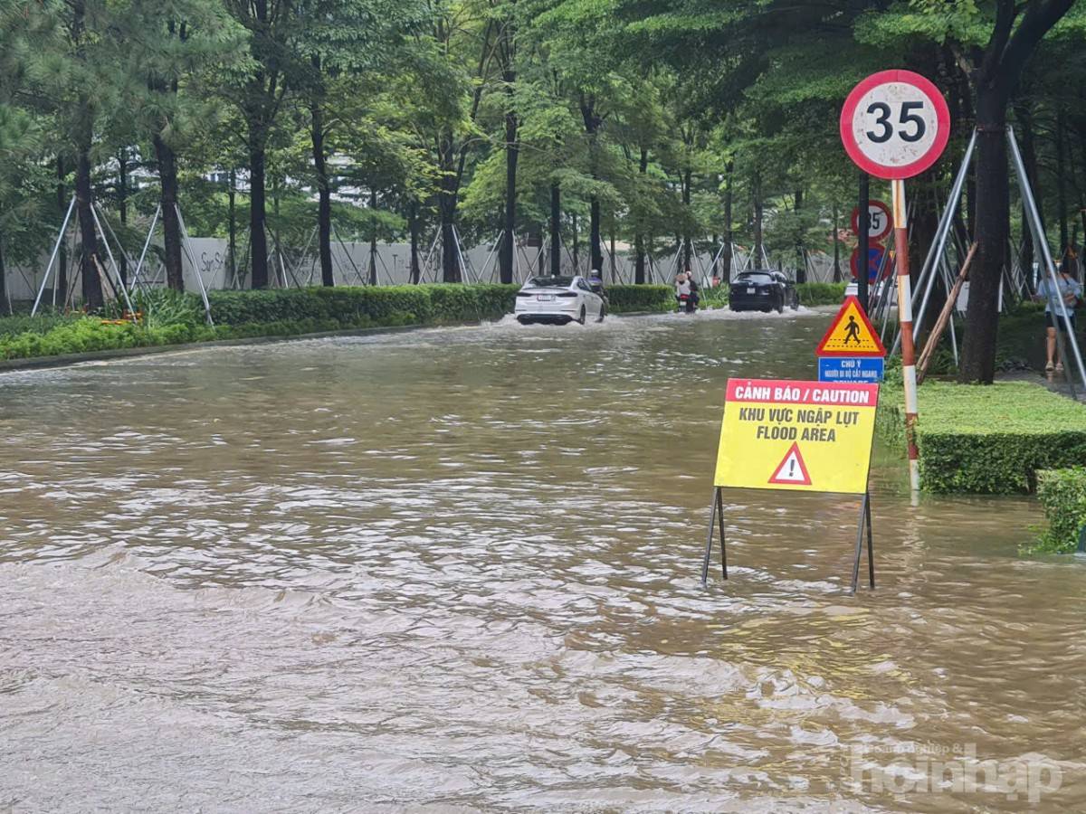 Biệt thự triệu đô của giới siêu giàu Hà Nội chìm trong biển nước sau bão Kajiki