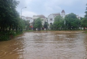 Biệt thự triệu đô của giới siêu giàu Hà Nội chìm trong biển nước sau bão Kajiki