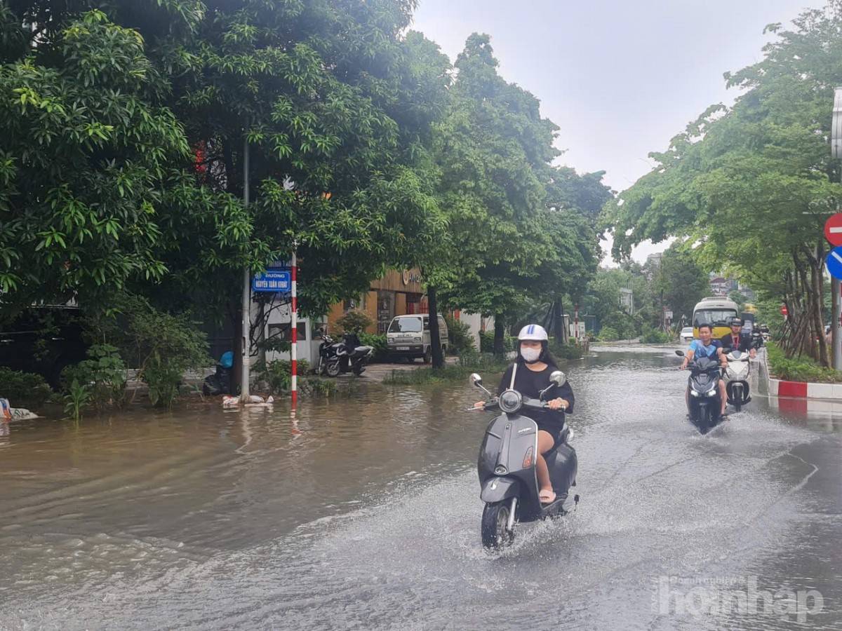 Biệt thự triệu đô của giới siêu giàu Hà Nội chìm trong biển nước sau bão Kajiki